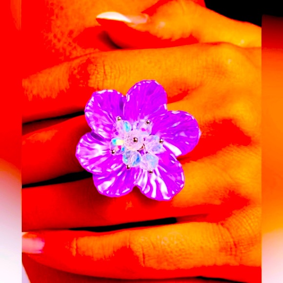🪻💜🪻 “PETAL PACT” PURPLE RING ~ PAPARAZZI❗️IRIDESCENT ❗️🪻💜🪻 - Picture 4 of 7